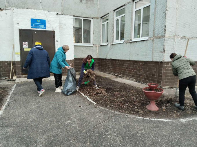 Сотрудники провели субботник Сотрудники провели субботник.